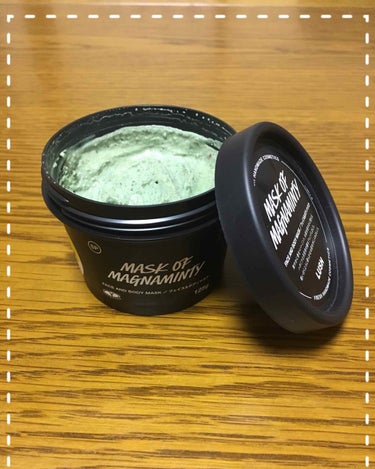 LUSHの店員さんにおすすめして頂いて、パワーマスクを購入し、使ってみました。

ミントの香りで、肌に乗せると少しスースーします。小豆スクラブが入っていますが、普通のスクラブより痛くないです。

使って