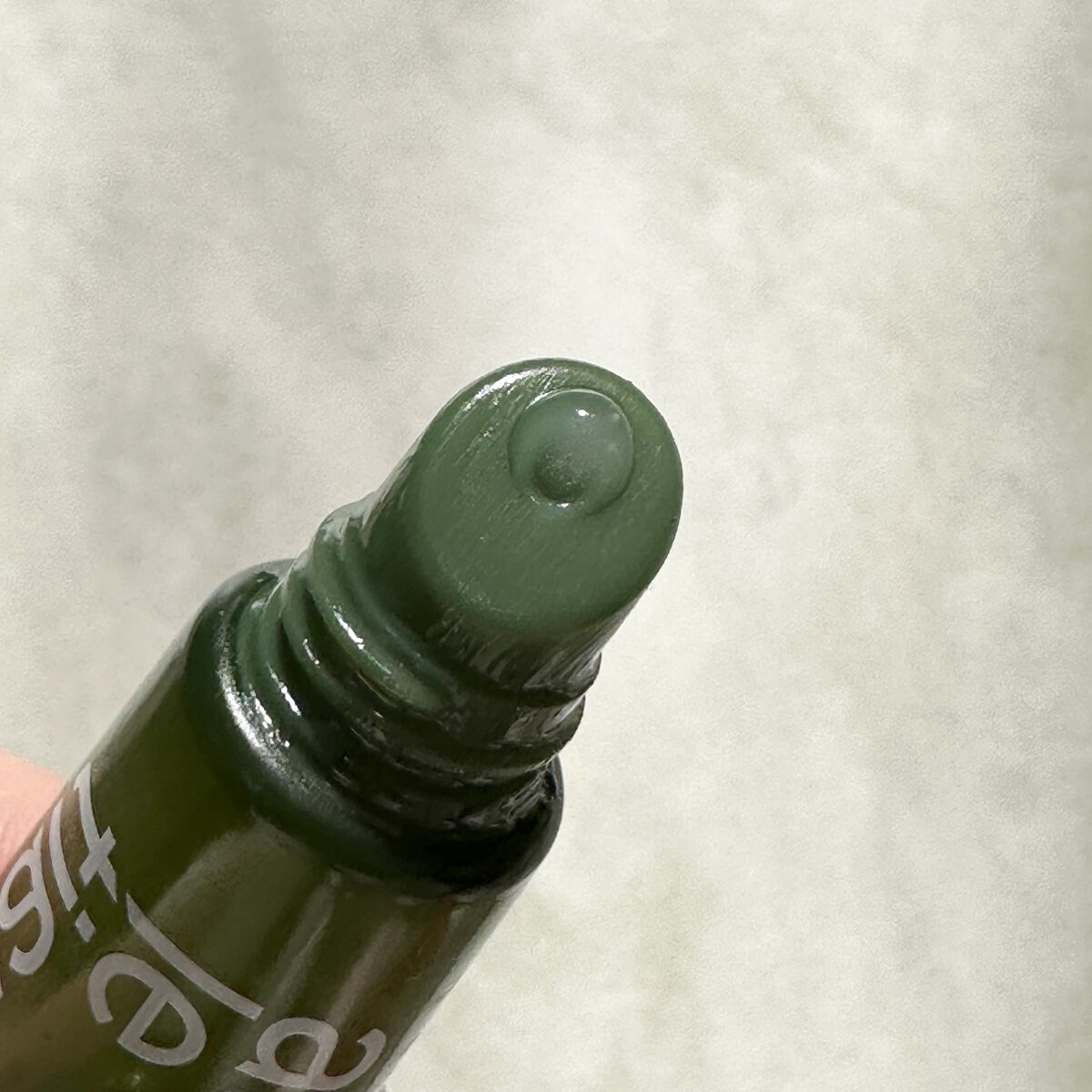 athletia リップオイルエッセンスのクチコミ「冬の強い味方！とろーりうるおいたっぷりリップ美容液✨✨✨


ケアはしっかりしているはずなのに.....」（3枚目）