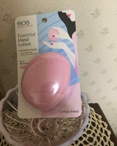 eos 
essential hand lotion
berry blossom

ローションよりは少し硬いテクスチャーのハンドクリームです。
ピンク、おまけになんともいえないコロンとしたフォルムが可愛