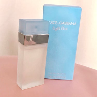 夏にぴったりの爽やか香水
DOLCE&GABBANA BEAUTY  ライトブルー オードトワレ

落ち着いた雰囲気だけど爽やかな香りの香水といえば間違いなくこれだと思います！
性別問わず使える香りなの