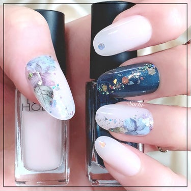 シールとグリッターをつけるだけ♡
簡単に出来る紫陽花ネイル💅

やり方は画像を参考にしていただければと思います♡
シールを貼る時は、ベースカラーがしっかり乾いてから貼るようにしてください🙌

人差し指と小指はPK839番を2度塗りして、爪先にグリッターをつけたら、トップコートを塗って完成です✨グリッターは大きめのを爪楊枝に取ってつけました。

中指はBL919番を3度塗りしてグリッターを斜めにつけたら、トップコートを塗って完成です🫶

少しでも参考になれば嬉しいです♥️

ネイルホリックPK839番は大好きなお友達からいただきました♡
thank you🦍💕


#セルフネイル
#梅雨ネイル
#紫陽花ネイル
#夏ネイル
#簡単ネイル
#プチプラネイル
#ネイルホリックの画像 その1