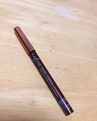 眉活の話 その2。

最初に購入したのが、CAFUNEのBROW POWCIKのナチュラルグレーです。
「グレー」ここがポイントです。

髪の毛が黒く、眉毛の一本一本も太いと言うのが前提ですが、薄いとこ