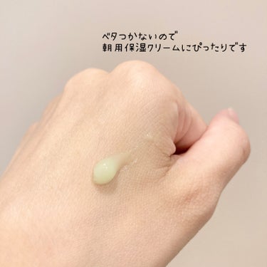 お試しサイズのCICAクリーム
レビューします🍃🌸


☑️ビュースタ
　CICAケアジェルクリーム

ドラッグストアで400円程で購入しました。

水分たっぷりのジェルクリーム🌿
ぷるぷる質感でお肌に素早く浸透してくれます

CICA成分配合されているおかげで
肌の赤みが落ち着いた感じ🫧
ハーブっぽい爽やかな香りがします
私は好きな香りですが割と強めに感じました
テクスチャーはさっぱり
ベタつかないので朝のスキンケアにぴったりでした🙆‍♀️

ミニサイズのチューブ式で
お試ししやすいのはありがたいです
残念ながら私の評価は普通です💧
特別良いという感じでもなかったので
これじゃなくてもいいのかなというのが
正直な感想です🙏


#BEAUSTA#CICAケアクリーム
#cica #保湿クリーム #cicaクリーム #ジェルタイプ

の画像 その1