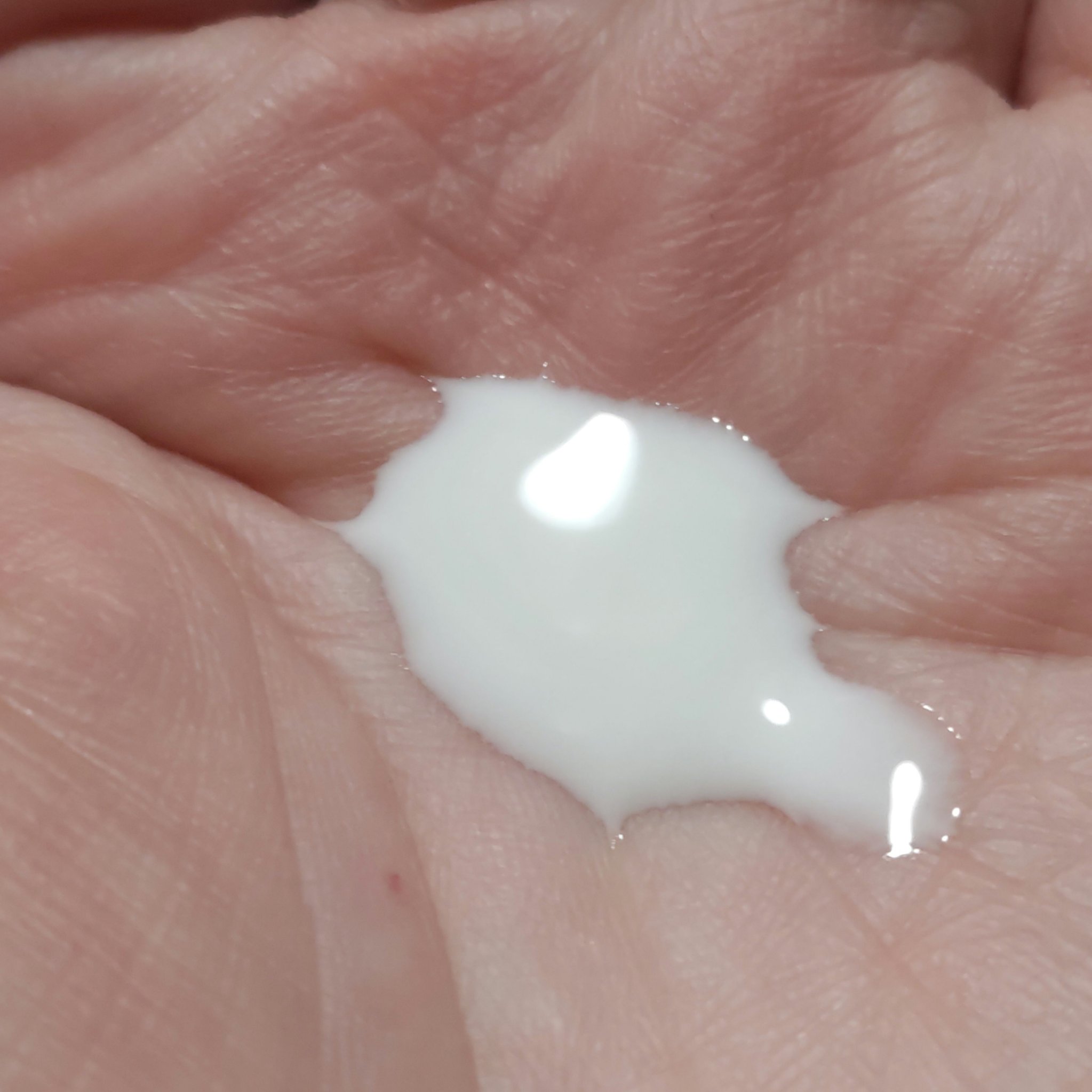 CLARINS ブライトプラス ミルキーエッセンス ローション のクチコミ「デパート🏬のカウンターで頂いたサンプル✨
CLARINS💞
ブライトプラス ミルキーエッセンス.....」（3枚目）