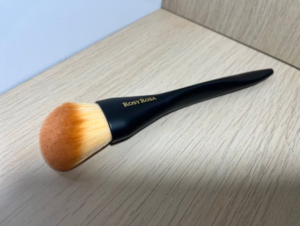 ロージーローザ マルチユースブラシ〈フェイス〉のクチコミ「ふわふわのブラシ✨
持ち手が持ちやすい✨
フェイス、チーク、ハイライト、シェーディング、パウ.....」(1枚目)