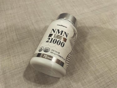 NMN（ニコチンアミドモノヌクレオチド）は、NAD（ニコチンアミドアデニンジヌクレオチド）の前駆体であり、体内でエネルギー生成に必要不可欠な物質です。年齢を重ねるとNADの量が自然に減少し、これが細胞の