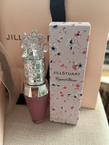 JILL STUARTジルスチュアート　クリスタルブルーム　リップブーケ セラム01

誕生日プレゼントで頂きました🎁

とってもお気に入り
メイクの前に塗っておくとくちびるいい感じに
ぷるんとなります