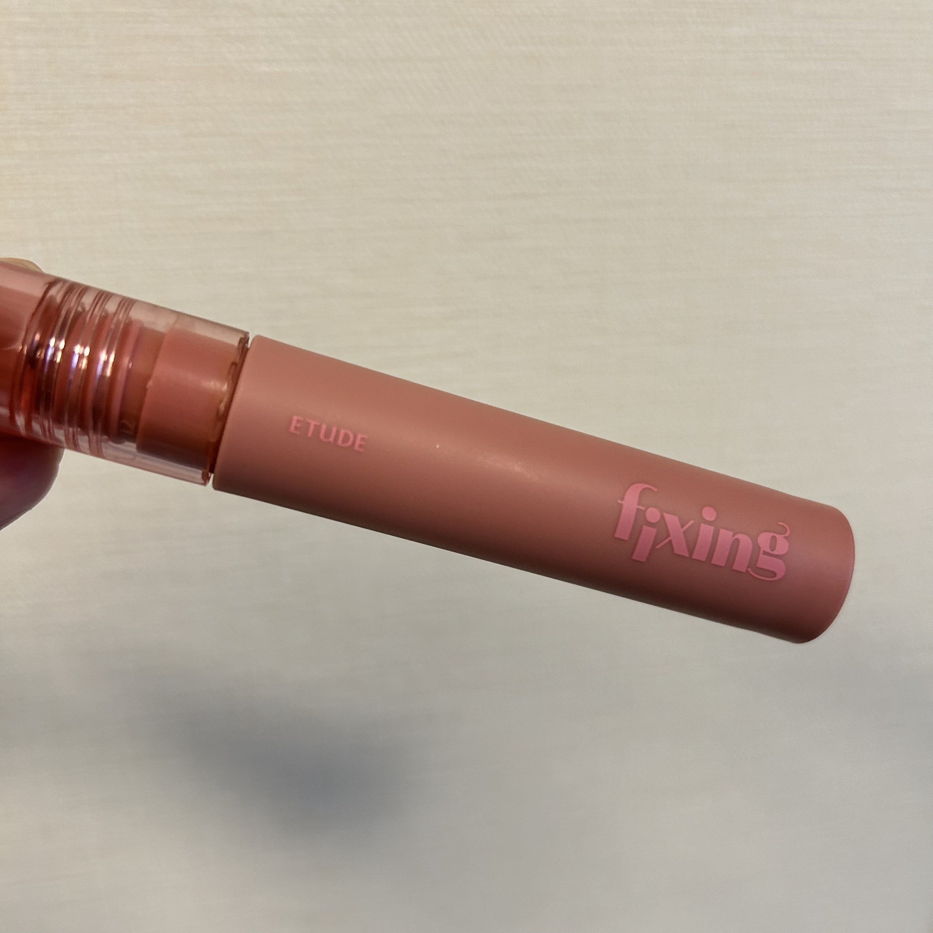 ⭐︎ETUDE フィクシングティント ミッドナイトモーヴ⭐︎

マットなのに乾燥しにくく、色持ちが良かった。

香りはお菓子みたいな甘い香りで私にはちょっと強かった。

ティッシュオフして上からグロス塗っても可愛い。


 