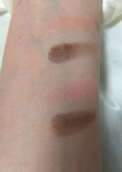 パウダーアイシャドウ ブルーミングキティ/DAISO/アイシャドウパレットを使ったクチコミ(4枚目)