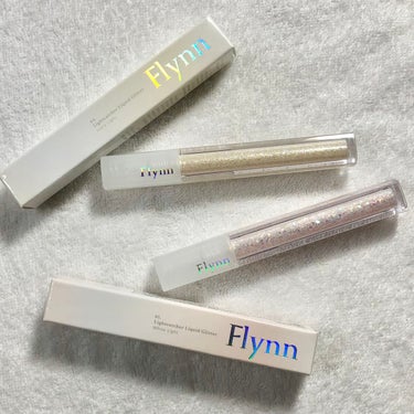 韓国コスメ『Flynn』の「ライトキャッチャーリキッド グリッター」を使ってみました〜💖
*
今回使ったのは、

✔️01 ホワイトライト
✔️04 アイボリーライト

の2色✨
*
とにかくグリッターシャドウが大好きな純子はん👻💕この「ライトキャッチャーリキッド グリッター」の星屑を散りばめたようなキラキラした輝きに、終始テンションが上がりっぱなし🤩
*
「ライトキャッチャーリキッド グリッター」は、ウォーターベース60％以上ということで、しっとりとしたつけ心地で軽くフィットしてくれまする☺️
*
もちろん、粉飛びもなく、キラキラが長持ちしてくれるのが良き🙆🏻‍♀️
*
まぶたになじませてグリッターが定着した後は、ちょっと擦ったくらいではキラキラは落ちません👍
*
*
さてさて、実際に2色を使ってみた感想ですが…
*
ピンクの大粒グリッターが入ってる「01 ホワイトライト」の方が結構ギラギラ🌟するのかなぁ🙄と思ったのですが、大粒グリッターの主張はあるものの、ゴールドとブルーの繊細パールがチラチラと輝いてくれて、思ってたよりもお上品な輝き具合に✨
*
一方、オパールグリッター＆ゴールド・ピンク・グリーンパールが入ってる「04 アイボリーライト」の方が、細かいパールがぎっしり詰まってるからなのか、肌なじみの良い色なんだけど、がっつりとキラキラが主張してきました🌟
*
「04 アイボリーライト」は夏🌻に行われるフェスとかの野外イベントで、デコルテとかになじませるという使い方をしても良さそう🤭
*
どっちのカラーも、みずみずしくて使い心地が良いし、もちろん肌なじみも良く、ラメのもち具合も良いから、率先してアイホールや涙袋メイクに使いたくなってしまうアイテムでございま〜す🤗
*
#韓国コスメ #Flynn #フリン #LightcatcherLiquidGlitter #ライトキャッチャーリキッドグリッター #FlynnLightcatcherLiquidGlitter #ホワイトライト #WhiteLight #アイボリーライト #IvoryLight #Shinethrough の画像 その0