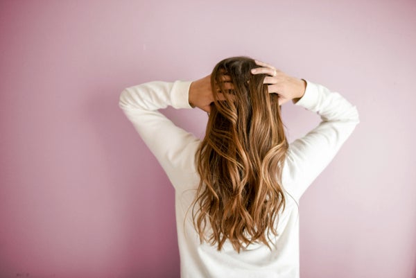ロングヘアの女性の後ろ姿