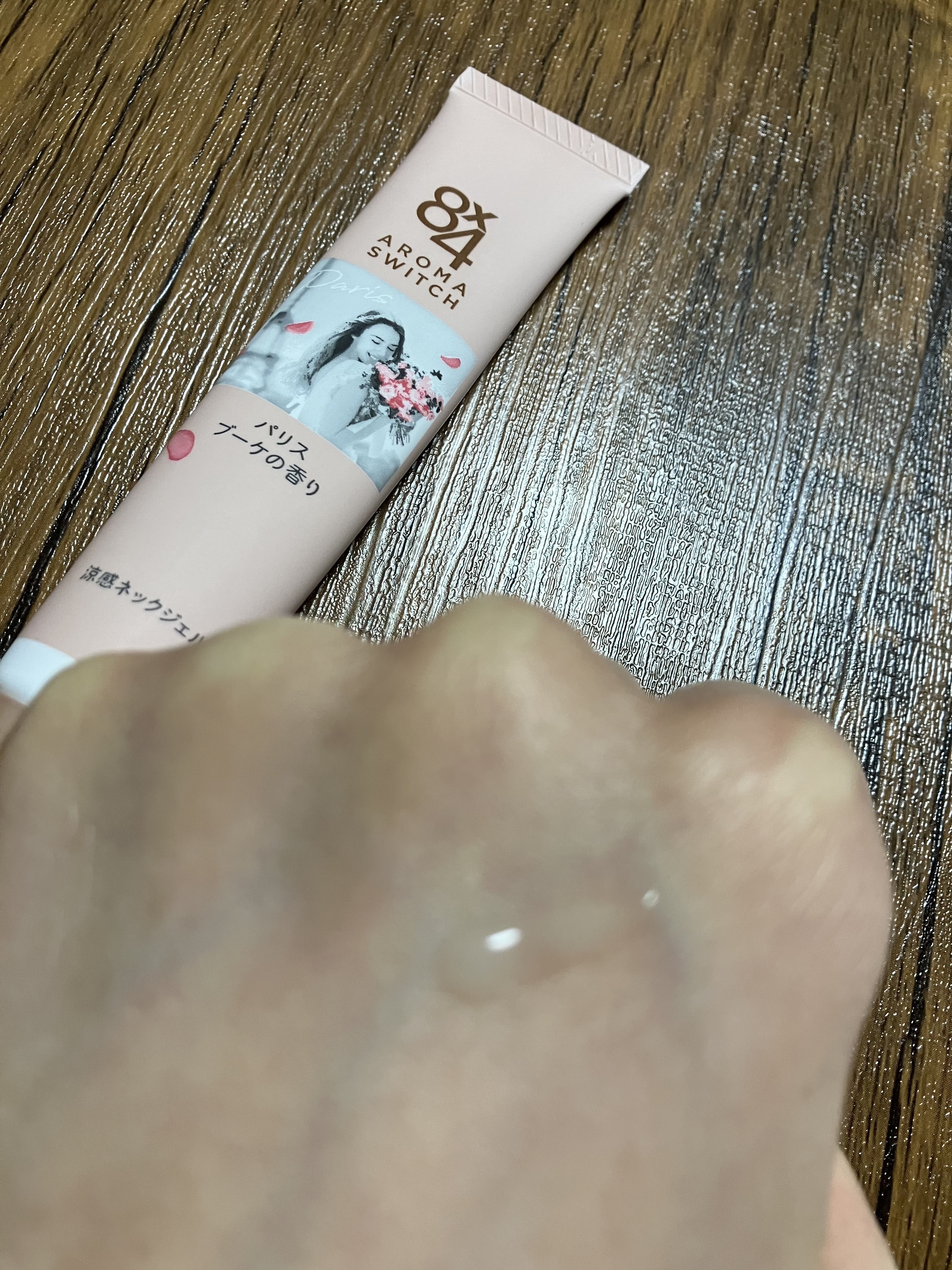 8x4 アロマスイッチ 涼感ネックジェル パリスブーケの香り/８ｘ４/デオドラント・制汗剤を使ったクチコミ（3枚目）