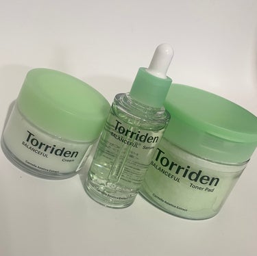 【Torriden バランスフルシリーズ】

バランスフルシカトナーパッド🌿
シカエッセンスでやさしく角質ケア
鎮静・保湿できるエンボス仕様のトナーパッド
毛穴悩みや皮脂が気になる部分に。
部分用パックとしても◎

バランスフルシカセラム🌿
ダイブインセラムに次ぐ大人気セラム 肌トラブルを起こしやすい敏感肌や混合肌に トータルアプローチ。しっとり水分チャージで
ゆらぎ肌に集中鎮静ケアを。

バランスフルシカクリーム🌿
さわやかな水分感あふれる ジェルテクスチャーでニキビ肌にも
おすすめのシカ鎮静クリーム
敏感に傾いた肌にすっきりと効果的なシカケア。


メガ割にて
・トナーパッド
・セラム
・クリーム
・パック10枚セット
の4点セットをメガ割価格¥10,670→¥5,565にて購入しました◎
美容液が想像以上に大容量だったのでお得感がすごかったです☺︎
バランスフルシカマスクもついていたのですがまだ使えていないのでパッドセラムクリームの3点をレビューしていきます。

トナーパッドはかなりさっぱり系です。
あまり拭き取ったり肌に摩擦を与えるのが個人的に好きではないのと、夜使うとしたらかなりさっぱりなので星3つけました。
朝に使用する分には保湿感はいいと思います。
セラムはすっごく良かったです🫶🏻
とろみがあるセラムなのにベタつかず乾燥も防げて肌馴染みがすごく良いです☺︎
大容量なのでたっぷり使ってもなかなか減らないしセラム単体だけでもリピしたいくらい良かったです。
クリームは杏仁豆腐みたいなプルプルしたテクスチャーでただ保湿されるだけではなく肌の内側から潤っている感じがすごく分かりました◎
ただ、この乾燥しやすい時期の夜の保湿ケアとしては保湿が少し足りなかったのでさらにスリーピングマスクを塗ったらすごく良かったです。
香りは全て無香料っぽかったです。
乾燥肌の方はクリームの後もこの時期は保湿してあげた方がいいかもしれませんがしばらくライン使いをしていたら肌荒れやニキビができなくなりました🌿
生理中にニキビができてしまう方やこの時期花粉などでの肌荒れが見られる方にぜひお勧めしたいです！

#Torriden  #バランスフルシリーズ
 #Qoo10メガ割  #春の新作コスメレポ  #新生活のお助けコスメ  #花粉シーズンの相棒  #お守りスキンケア情報 の画像 その0