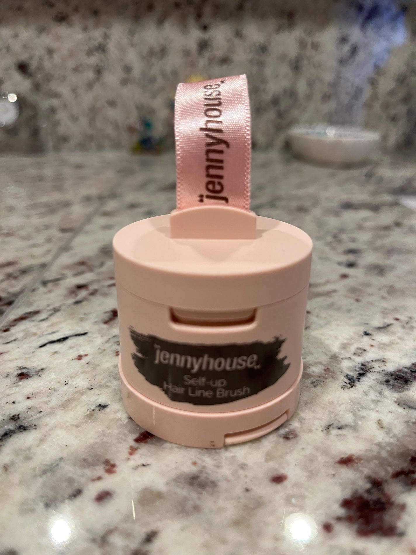 ルルドマリア on LIPS 「髪の毛の分け目の白髪が気になる人へ朗報です白髪染めしたばかりは..」(1枚目)