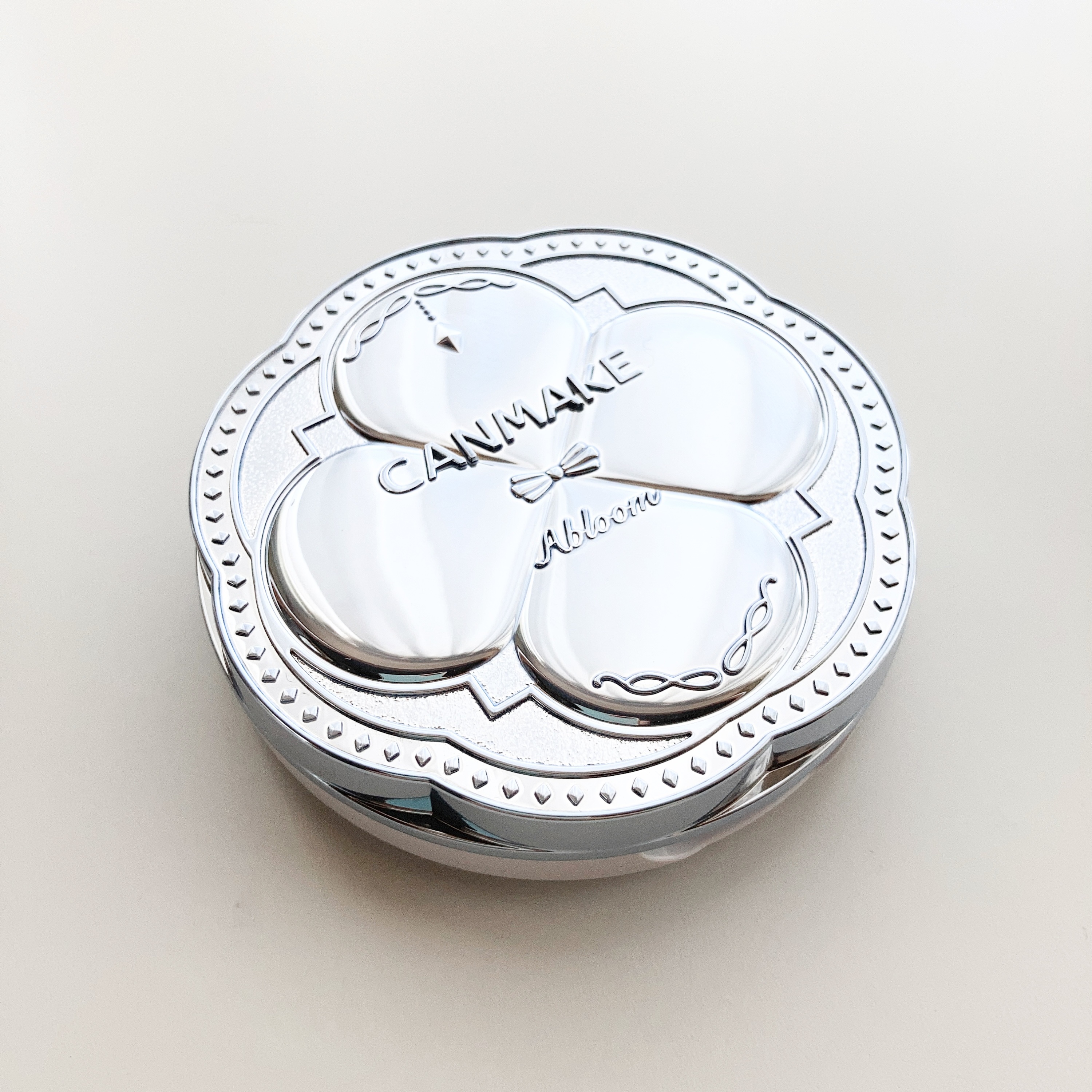 イルミネイティングフィニッシュパウダー　～Abloom～/キャンメイク/プレストパウダーを使ったクチコミ（2枚目）