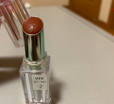 ・
UZU BY FLOWFUSHI -2    BROWN🍒
・
ブラウン系のリップが好きで購入。
可愛いすぎて、、🫶🏻
ここまで茶色のブラウンを試したことがなかったので買って大正解🙆‍♀️

茶色の