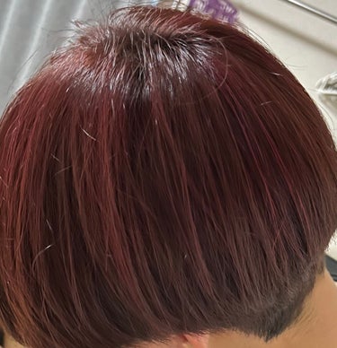 息子の髪にエンシェールズのフラッシュピンク。
ハイライトの入った髪に入れたらとても綺麗な筋状に入りましたー。
ピンクのようなレッドのような紫のような❣️
色落ちしていくのも楽しみです。
エンシェールズの