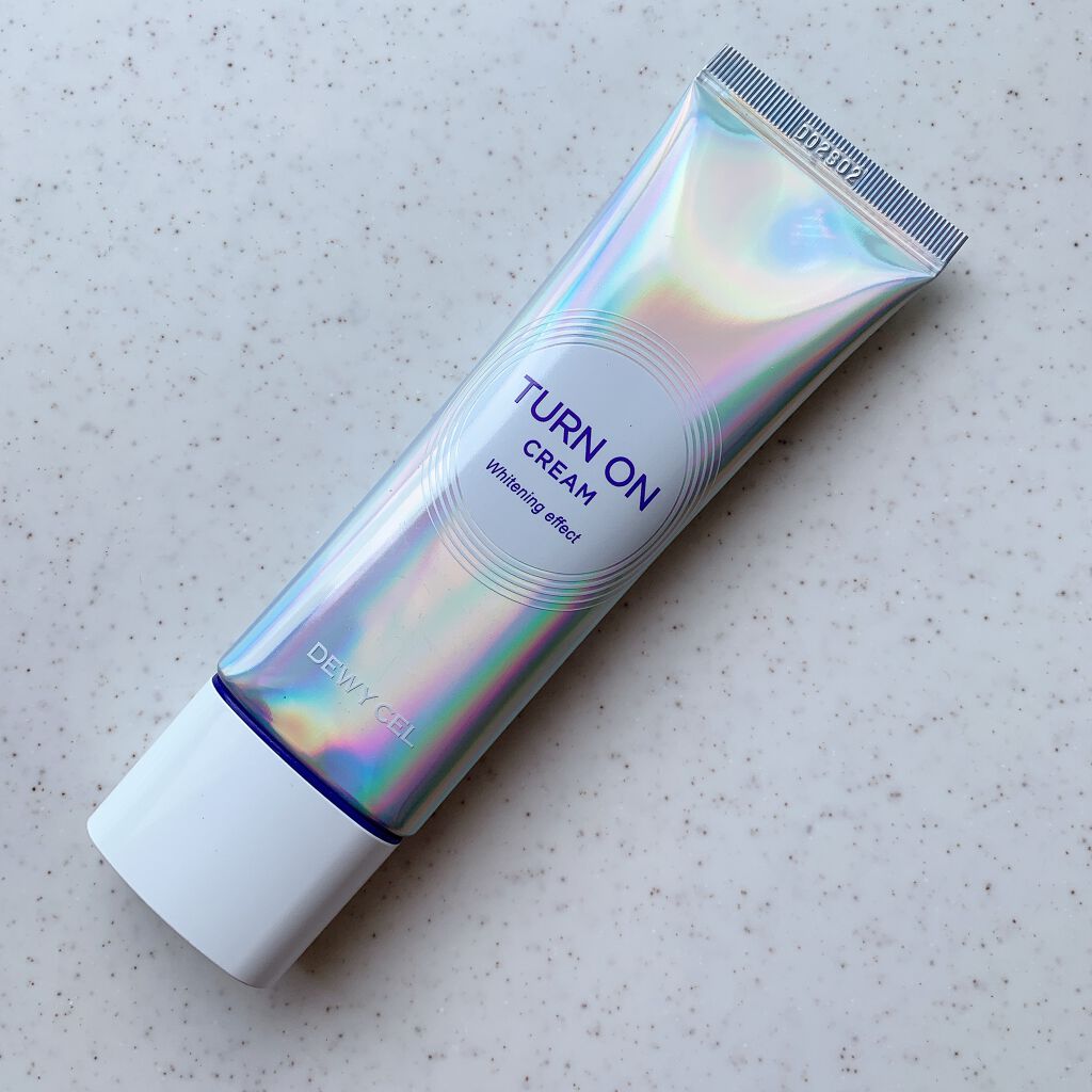 デュイセルのトーンオンクリーム。
「肌に照明をつける」がキャッチフレーズのこちら！

トーンアップクリームって使ったことがなく、
イメージも白浮きしてしまうイメージだったのですが、
こちらを使って概念が覆りました

内側から発光してくれるよ