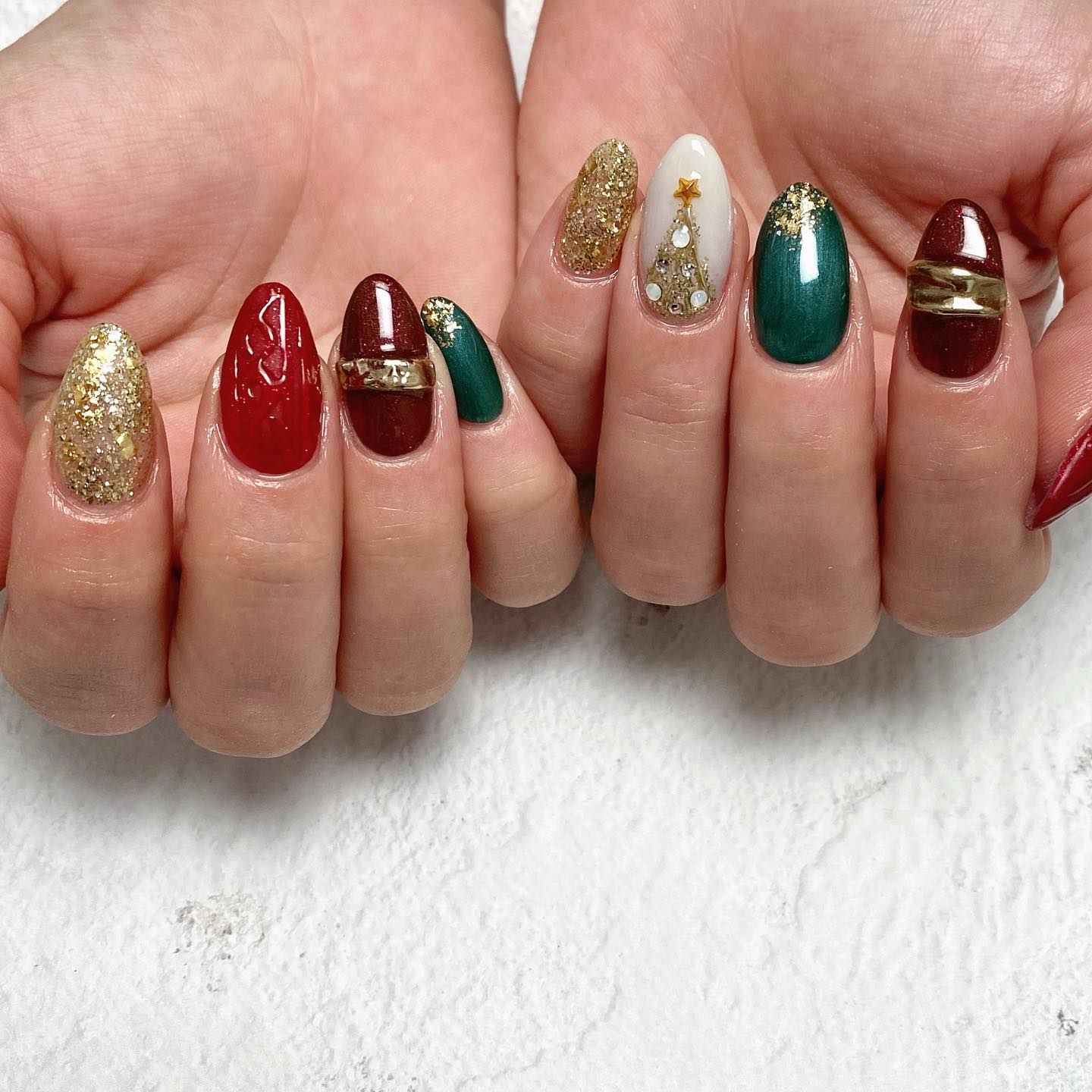 #ニュアンスネイル,#クリスマスネイル,#リングネイル,#アクセサリーネイル,#リースネイル,#ニットネイル,#グリッターネイル,#箔ネイル,#女子ネイル,#上品ネイルのネイルデザイン
