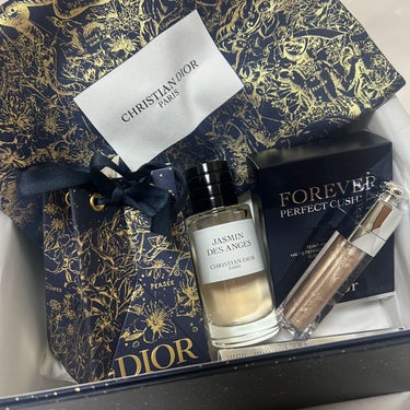 Dior ホリディのノベルティが欲しくて購入しようと思っていた香水といつも使ってるマキシマイザー、クッションファンデを購入しました。
ディオールはオンライン購入だとプレゼントラッピングが無料でできるので