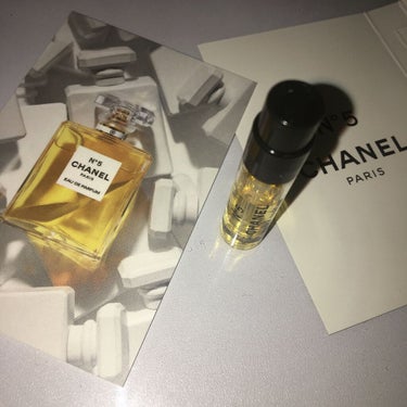 CHANEL  シャネル N°5 パルファム

ローズエッセンスとジャスミンの
匂いが強めのフローラルです。

ヴァニラの深みがあるそうですが、
フローラル感が強かったです。

50ml税込14300円