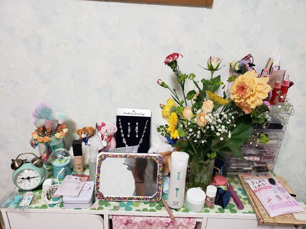 こんばんわ、みぃきぃです😇

今日の紹介

お父さんが研修で内地に行ってて今日帰ってきた時に会社から沢山の花をもらったみたいで、
リビングに2つに玄関に1つ
花の匂いが充満してる⸜🌷︎⸝‍

ドレッサーに花置いた!この花は極1部です😇