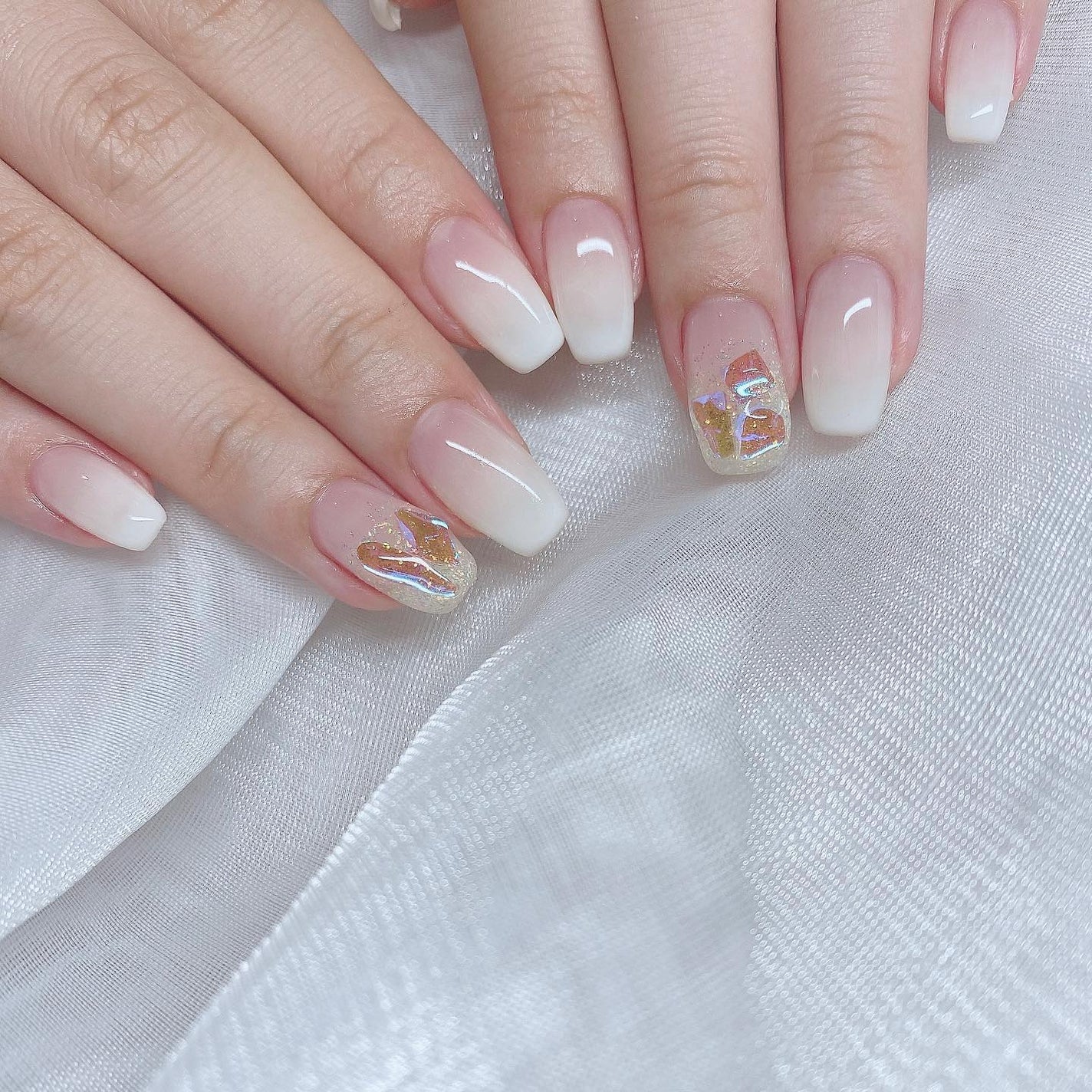 kanna on LIPS 「・・・ホワイトグラデ×氷ストーン×スクエア🤍うるうるで可愛い〜..」(1枚目)