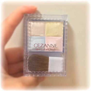 CEZANNE ミックスカラーチーク10番☺︎♪
・使いやすさ  ◎
・ツヤ感         〇
・粉飛び         △(少しあり)

4色のハイライトカラーが入っていて､使う場所や気分によって