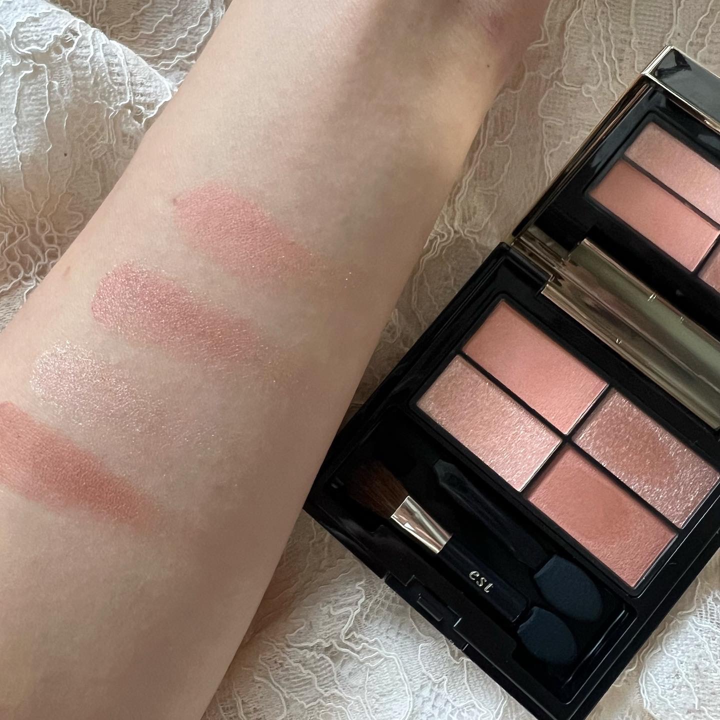 ピュア クラリティ シアー アイシャドウ/est/アイシャドウパレットを使ったクチコミ（3枚目）