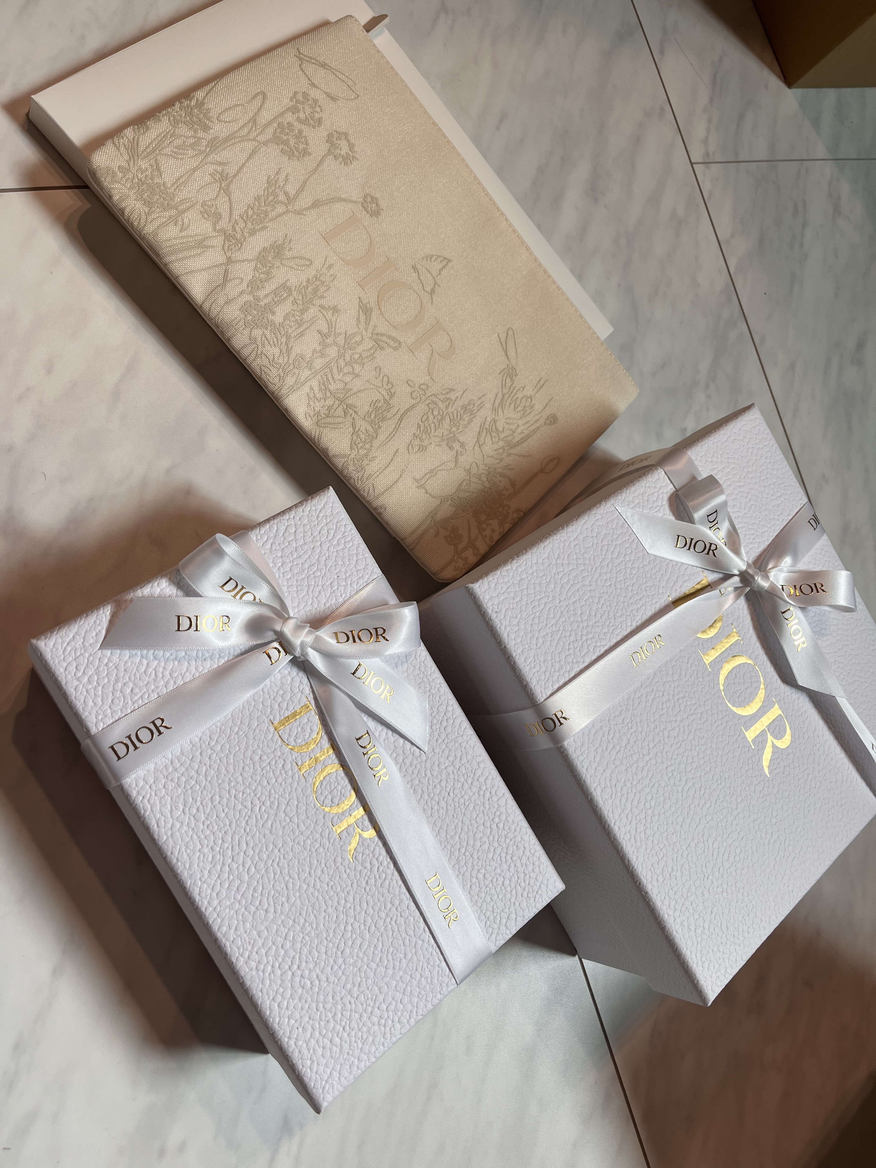 やってしまった♪
ノベルティ欲しいし、値上げ前やしって爆買い😭
母の日×2と家族の誕生日にリップケース×2も込みで✌️
ノベルティのポーチ大きくて重宝しそう！かわいい！