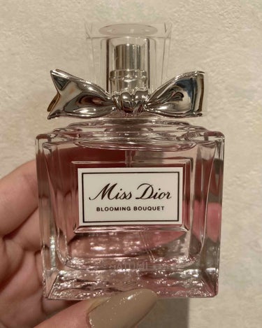 
昨日に母親から少し早めの誕生日プレゼントとして貰いました😍

・Dior ミス ディオール ブルーミング ブーケ(オードゥトワレ)

今までこういうデパコスって香水も含めて使ったことないからむちゃくち