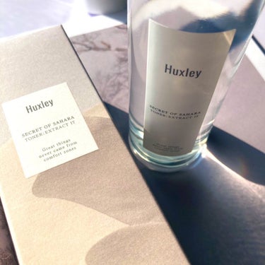 Huxley（ハクスリー）の化粧水、Extract it（エクストラクトイット）。


パッケージと、潤うという評判が気になってQoo10で購入しました🌵


着け心地にクセがなく、軽くて使いやすい。
さっぱりめながらも、保湿はちゃんとされている雰囲気です❣️


香りは、ヘチマのような百合のような瑞々しいもの。
体調や好みによっては少し強めに感じるかも。
私は好きです。


ベタつきが無いので、色々なスキンケア用品と合わせやすいです😊
もちろん、ライン使いならより効果を感じられそう✨


サイズは、120mlと気軽に試しやすい量。
デパート、ドラッグストア、Qoo10、iHerbやスタイルコリアン などで販売されているのを見かけました。


コストコでは、300mlの大容量ものが西日本を中心に一部の店舗で先行販売されていましたが、最近ようやく全店舗で入手できるようになったみたいです☀️


120mlを試し、それからコストコの大容量を購入するというのもアリだと思います。




#Huxley #ハクスリー #化粧水 #トナー #スキンケア #保湿 #韓国コスメ  #パケ買い至上主義  #スキンケアトーク  #おこもり美容  #期待越えコスメ #qoo10 #qoo10_メガ割 #qoo10_おすすめ 
#헉슬리の画像 その1