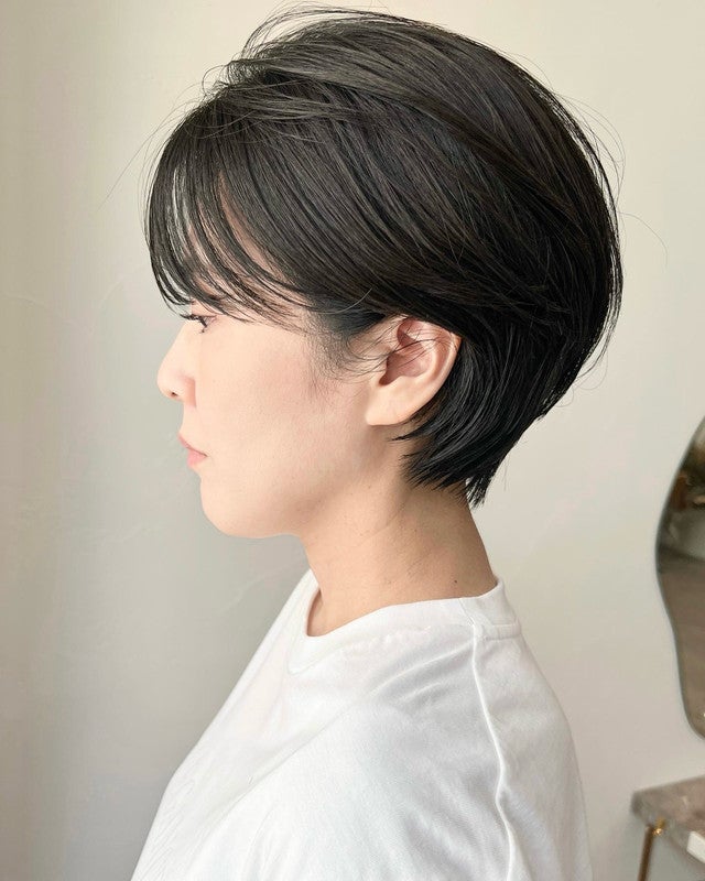 ショートカットの女性の横顔
