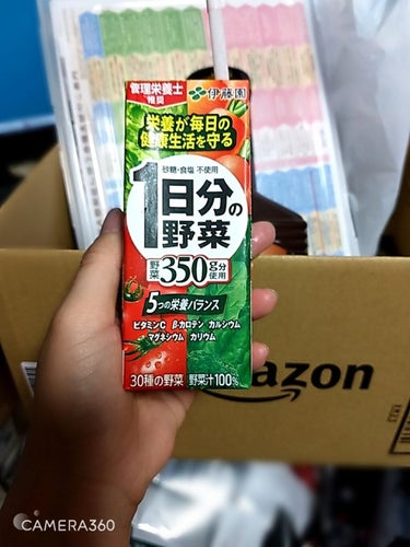 伊藤園 １日分の野菜のクチコミ「これ大好き！今日はまったり、仕事しながら猫構いながら、、
畳部屋なので、畳ボリボリっ🤣しゃーな.....」（1枚目）