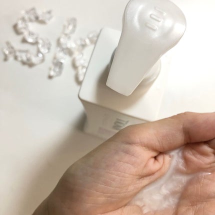 スティーブンノル ニューヨーク モイスチュアコントロール シャンプー W/コンディショナー Wのクチコミ「シャンプーとコンディショナー合わせて、1つ。整えた髪のようフォルムです。ユニバーサルデザインの.....」(2枚目)