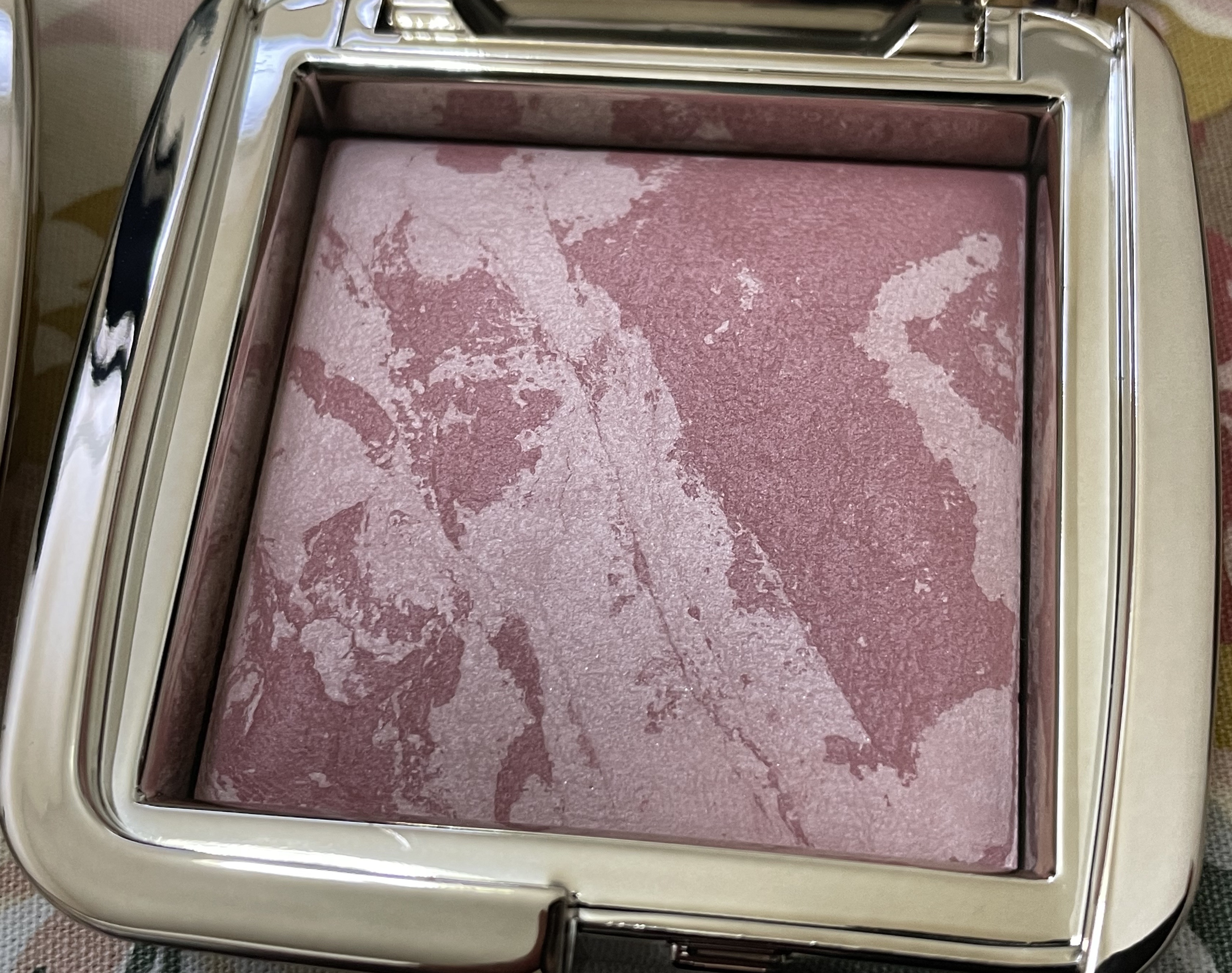 HOURGLASS Ambient Lighting Blushのクチコミ「
HOURGLASS
Ambient Lighting Blush
Mood Exposure.....」（1枚目）