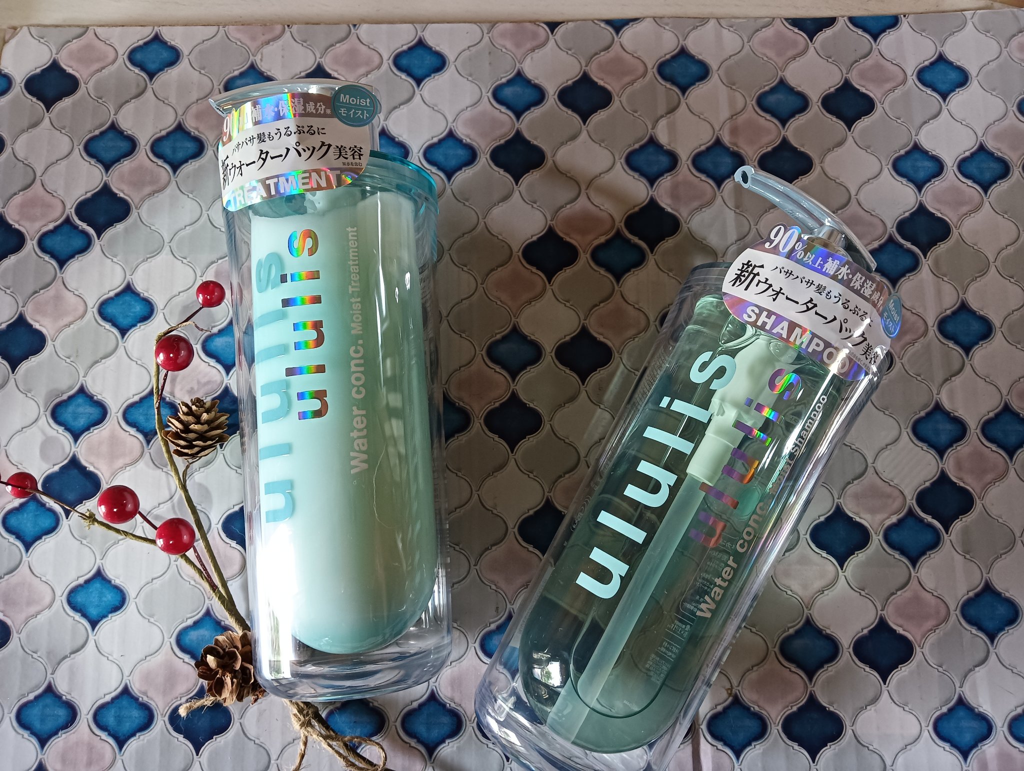 【理想のうるぷる髪へ】
だいぶ髪も伸びてきましたよ。
理想のツヤ、うるぷる髪を持続するために使っている、ヘアケアアイテム。
「ウルリス ウォーターコンクシャンプー、モイストトリートメント」
10種類美容液成分が配合された、ウルリス。
シャン