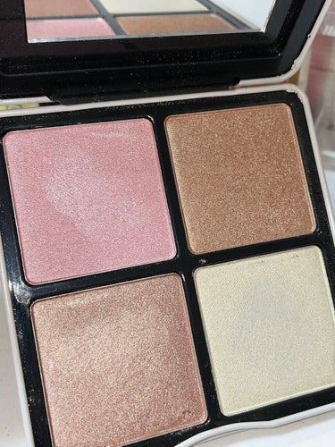 Nude Rose Highlight 4 Color Highlighter Palette/bh cosmetics/ハイライトを使ったクチコミ（2枚目）