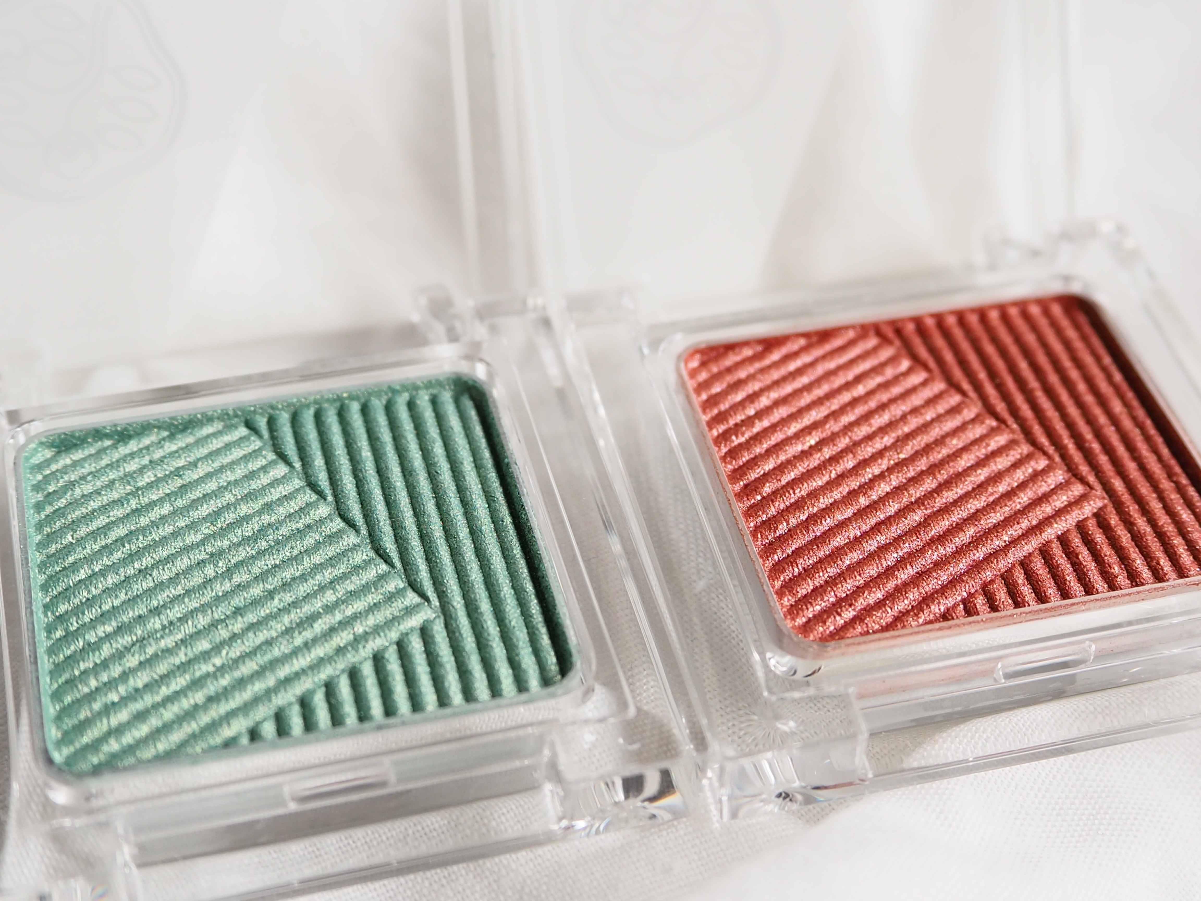 オーラデュウ プリズム イルミネーター ピコ 06 雀色時/SHISEIDOザ・メーキャップ/単色アイシャドウを使ったクチコミ（2枚目）