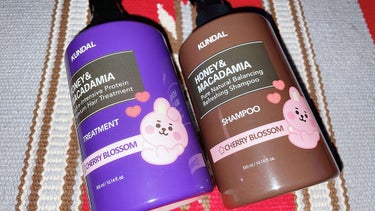 クンダル
シャンプー＆トリートメントセット

CHERRY BLOSSOM
さくらんぼの豊かな香り

lipsショップで購入¥1980

────────────

500mlと300mlの商品があるけど
1ml当たりの値段が同じだったから
300mlの商品を購入しました✨

しかも可愛いデザイン🐰💕

購入前は香りが心配だったけれど
香りが強くなくてよかったです☺︎

洗っている時とドライヤーをしているときは
ほんのり香ります🌸

シャンプーの泡立ちは少し弱いです。
大きくモクモク泡立つ感じじゃなくて、
濃密で小さめの泡ができる印象でした☺︎
洗い流すと少しキシキシします

トリートメントをつけると
キシキシが一気になくなって
トゥルトゥルでフワフワ軽くなりました☺︎♡

髪を乾かしたら、
細くて柔らかい髪のように感じました🌸♡

────────────
#クンダルシャンプー#クンダル#シャンプー#トリートメント#ヘアケア#韓国 #パケ大優勝アイテム の画像 その2