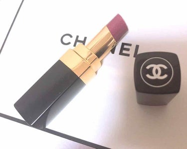 CHANELのルージュ ココ シャイン 61ボヌールです⭐
深い赤紫のようなお色ですが唇に塗ってみると紫がかったピンクの発色となります💓
ツヤ感がありシアーに仕上がること、とてもかわいい発色なのでお気に