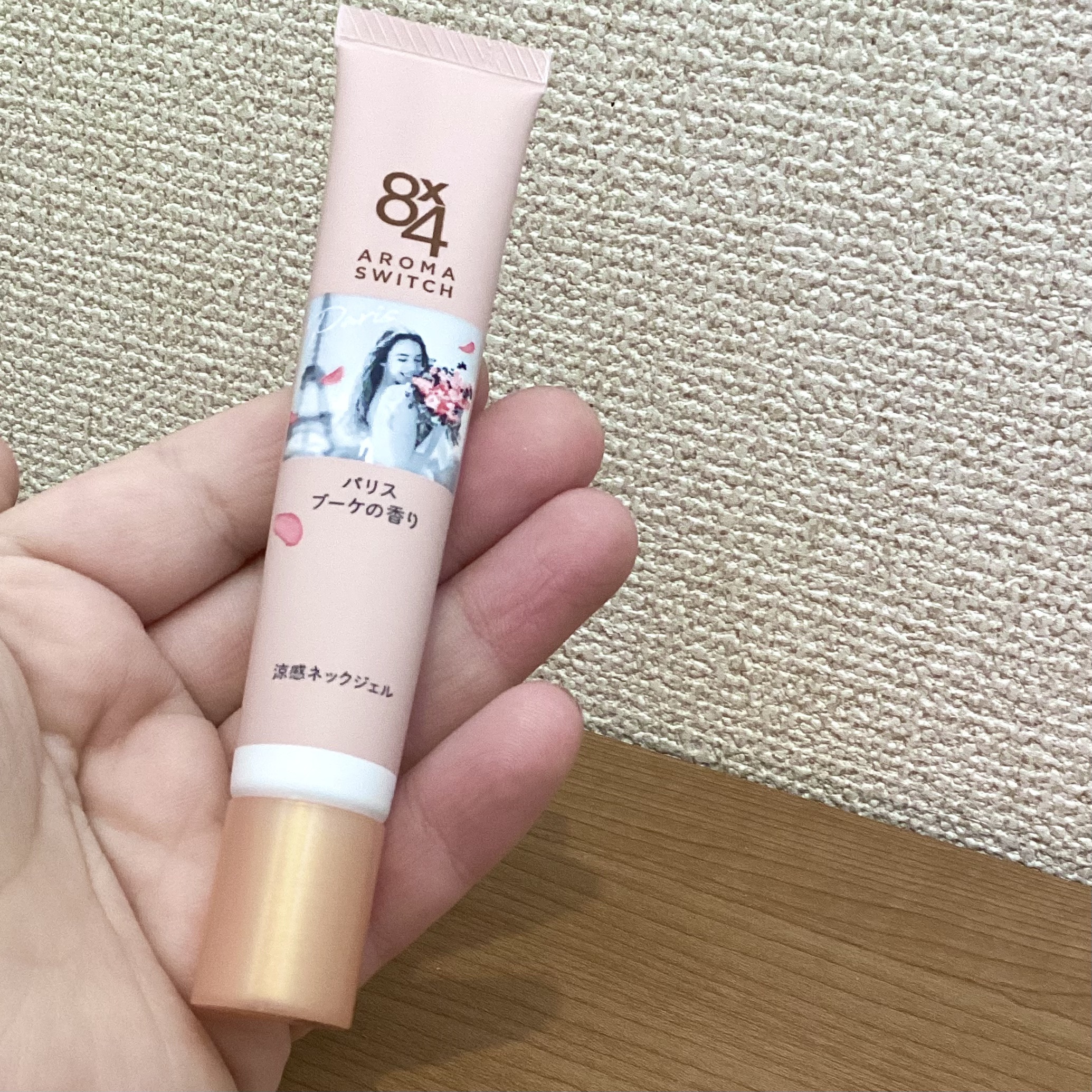 8x4 アロマスイッチ 涼感ネックジェル パリスブーケの香り/８ｘ４/デオドラント・制汗剤を使ったクチコミ（2枚目）