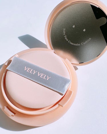 VELY VELY
BABY FACE CONCEALER CUSHION
＃21 LIGHT

ベビーフェイスコンシーラークッション
□滑らかなキメのすべすべセミマット仕上がり
□強力な黒ずみカバーと