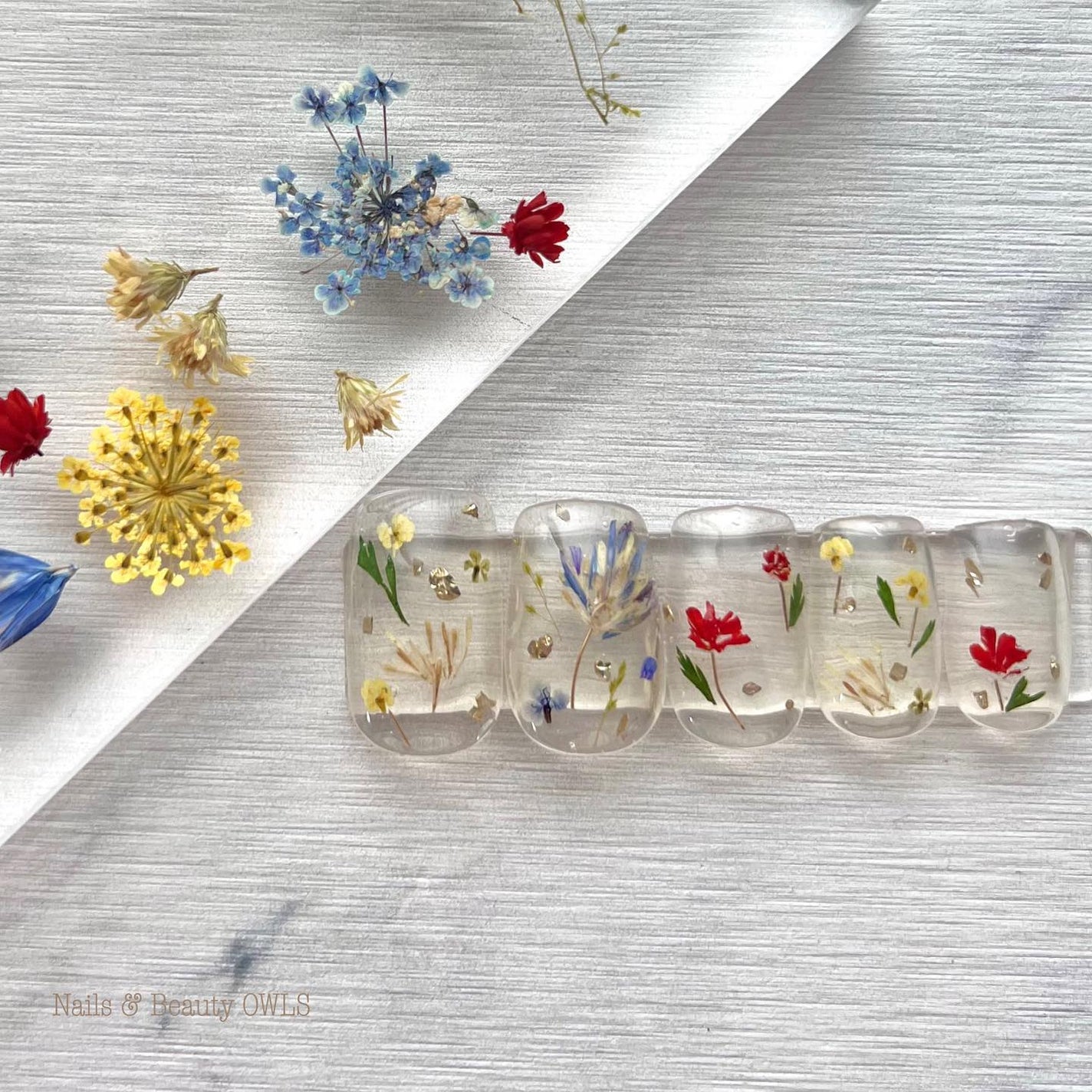 ぴよこれいと あうるす on LIPS 「クリアベースでお花のアート。お花の花びらをちぎり、ちぎりしたり..」(2枚目)