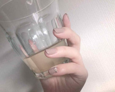 ⋆͛*͛ ͙͛プチプラネイル💅🏼指先までオシャレに⋆͛*͛ ͙͛

商品名▼
CANMAKE カラフルネイルズ N16ココア

値段▼
360円(税別)

塗り重ねた回数▼
3回

ココアって名前からして可愛い…🤦‍♀️
商品の説明として(公式サイト参照)
"肌なじみのいいグレーがかったベージュ"

数年前までこういう色があまり好きじゃなくて…つい最近好きなったばかりのベージュの新参者。皆様これからよろしゅうおたのもーします。

ってのは置いといて、
私が好きになった理由として

•大人っぽい！
•オシャレ上級者になれた感！

たったのこの2つ。
私がすると背伸びしたお子ちゃま感あるけど、個人的に満足してますこのセルフネイル🥰

大人っぽいヌーディーな色味で、
全面塗って簡単に終わらすんじゃなくて少し手間をかけてダイソーのネイルシールの金色を足して、、、
うふふ、ちょっとは雰囲気良さげじゃないの？🥰🥰

この塗り方はボルドーとかとよくやるんだけど、これはこれでありね。
今度は全面塗りでどうポイント入れるか、考えるのが楽しい。

CANMAKEネイルのいい所は

•乾くのが早い
•色味が豊富

本当に乾くのが早い。
ライトとか使わずとも早く乾くから大好き。
しかも色味が本当に豊富。
ベージュっぽい色味だけでも沢山ある。
選ぶのに時間かかりました…( ˊᵕˋ ;)💦
がっつりベージュ！！ってより控えめな色味で試そうと思ってN16にしたけど他にも種類あるので探してみてください🤓

CANMAKEコーナーは見てるだけで楽しめるから時間とお金が足りない( ˊᵕˋ ;)


◈セルフネイルの為多少ガタついてますが、気のせいだと思い、目をつぶって下さい、ほら見えなくなった

追記⸜🌷︎⸝‍
特にポイントも入れず塗るだけもめっちゃ良き◎大人っぽい手元になる。
私は小指だけ何か飾り付けてるけど無くても可愛い
ちなみに飲んでるのはレモネード的な、ビタミンめっさ取れますよォ！ってやつ すっぱい

4枚目の写真はネイルと色が似ているぬいぐるみのゴン太です。仲良くしてね(？)

#CANMAKE #ネイル #指先 #リピート 
#ダイソー #ネイルシール #おしゃれ #オシャレ 
#プチプラ #カラフルネイルズの画像 その2