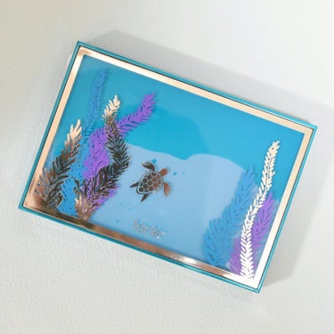 tarte Rainforest of the Seaのクチコミ「人魚姫のアイシャドウパレット。

まるで海からの贈り物のようなパッケージとカラーバリエーション.....」（2枚目）