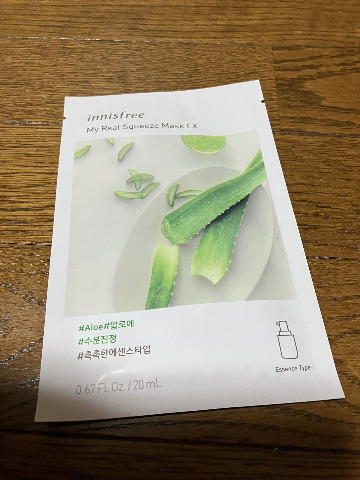 innisfree
スクイーズ　マスクシート
アロエ

【商品の特徴】
外部の刺激で疲れたお肌をリラックスさせてくれます

【使用感】
香りはアロエっぽいけれどしつこくないです
シートは薄目で、液だれする程でもないですがかなりヒタヒタです
