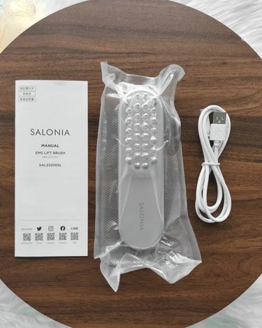 SALONIA EMSリフトブラシのクチコミ「キレイは筋肉に宿る！表情筋や頭筋を刺激するサロニアのEMSリフトブラシです。

電気の力で全身.....」（2枚目）