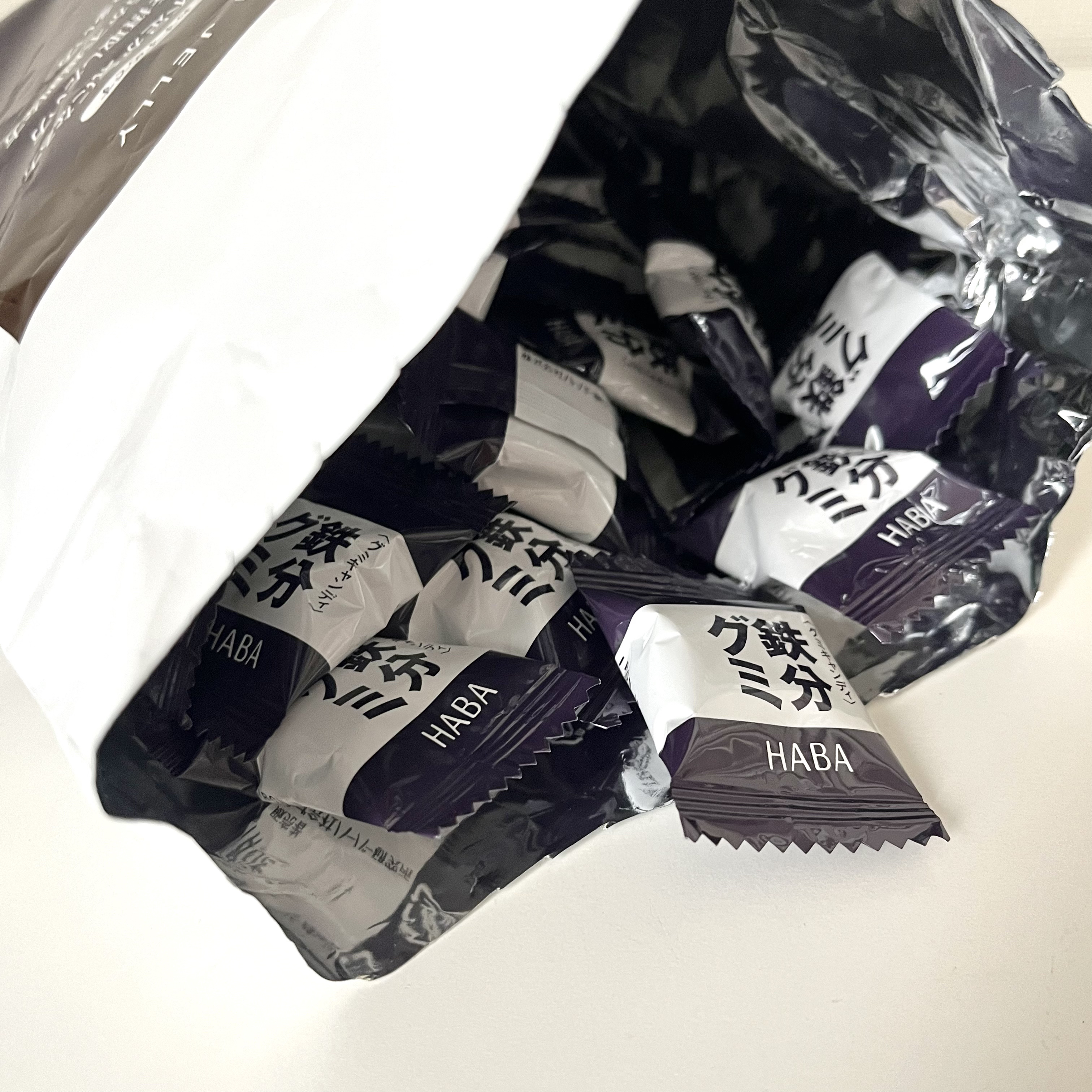 HABA 鉄分グミのクチコミ「HABA　鉄分グミ

ヘム鉄を1粒中に約0.9mg配合、グレープ味のグミ。
ビタミンCや鉄分の.....」（2枚目）