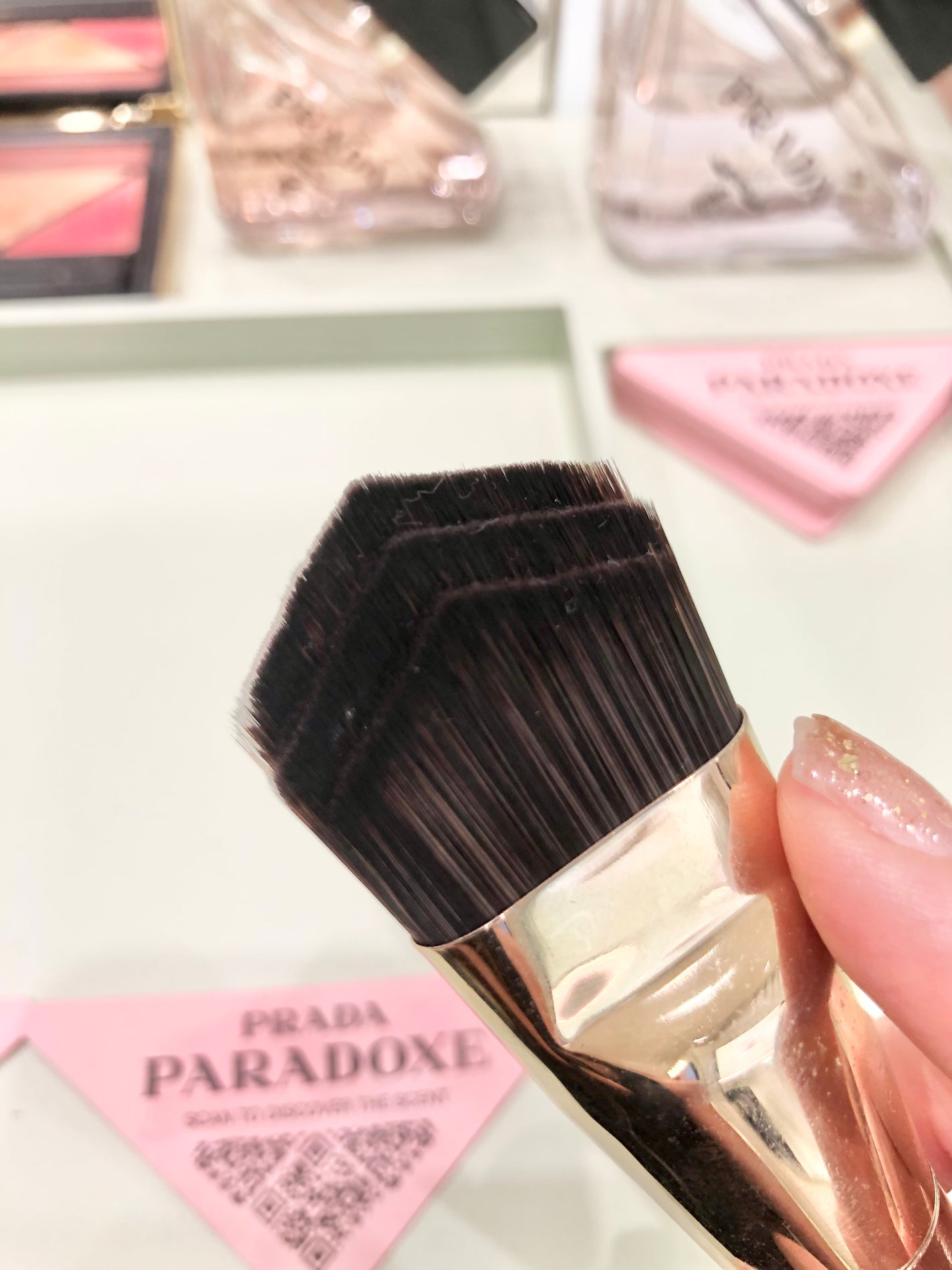 chicca 特殊メイクさんの偏愛美容 on LIPS 「一昨日発売したプラダビューティーのブラシ気になって店頭へ人工毛..」(2枚目)